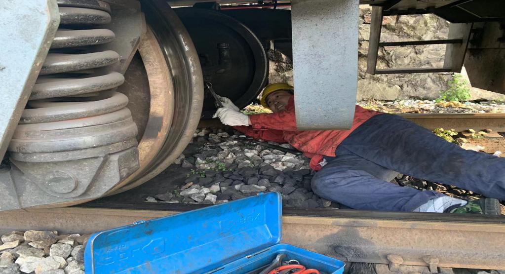 ÎâÑ©ÕýÔÚ¹ìµÀ³µÖÜΧѲ¼ìÅŲé¹ÊÕÏ.jpg ÎâÑ©ÕýÔÚ¹ìµÀ³µÖÜΧѲ¼ìÅŲé¹ÊÕÏ.jpg